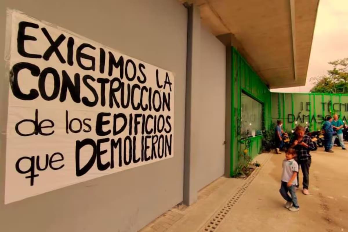 Con pancartas, la comunidad protestó.