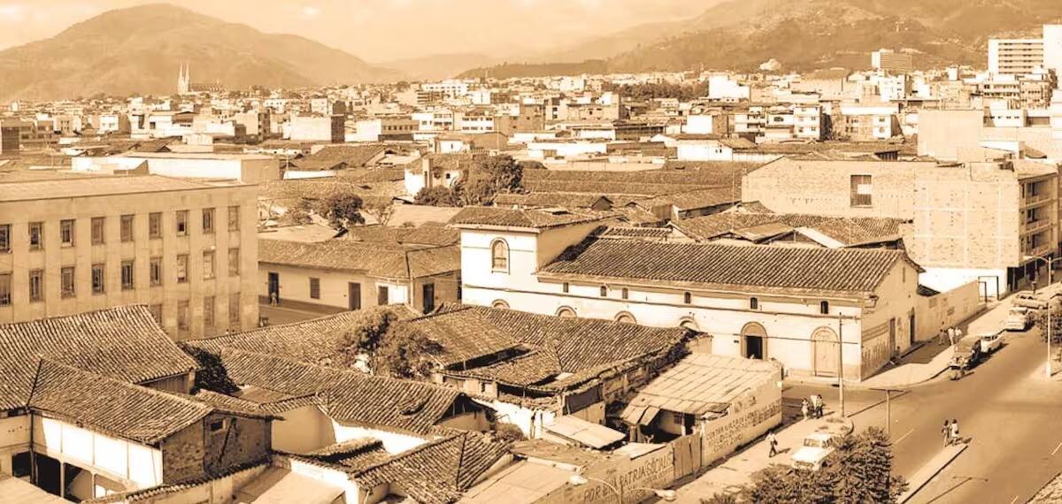 Panorámica de la calle 36 con carrera 12. En ella se aprecian las casonas que existían sobre la zona en donde hoy está la Plaza Cívica Luis Carlos Galán. (Archivo/VANGUARDIA)