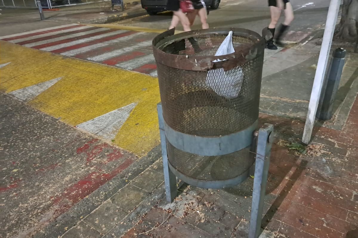 Esta cesta de basura, situada en el sector de la Ciudadela, en diagonal al sector de Macaregua, quedó sin su base y actualmente no cumple adecuadamente su función. (Foto suministrada / Luis Gerardo Blanco / VANGUARDIA)