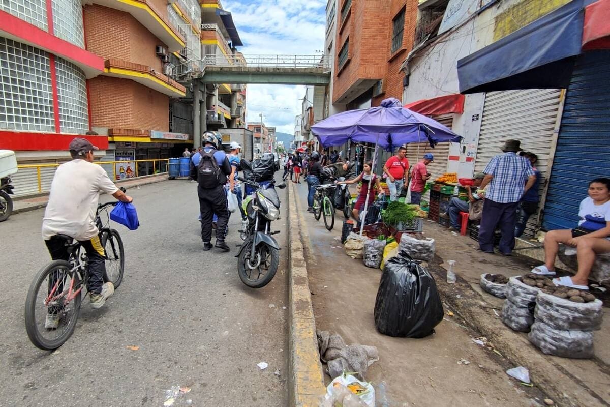Ciclorruta de la calle 33, en pleno centro de Bucaramanga. (Foto: Marco Valencia / VANGUARDIA)