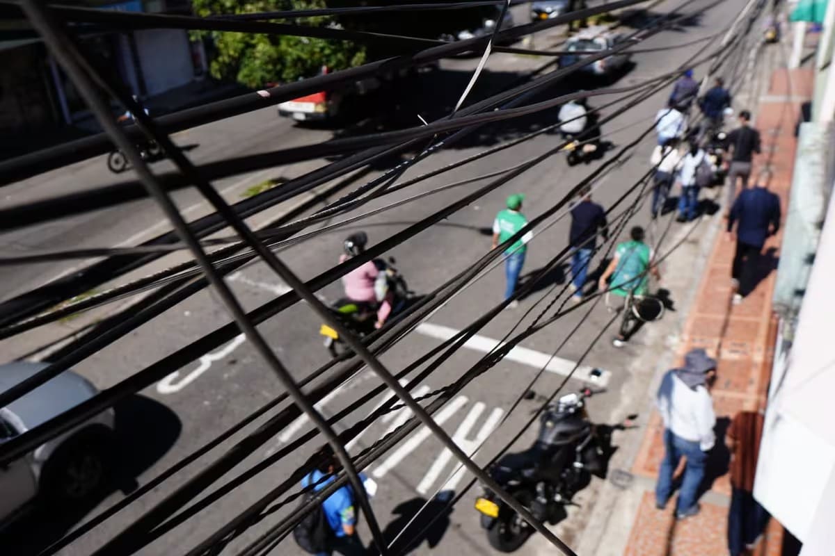 Enredo de cables en el sector de la Calle 45, en inmediaciones del barrio Campohermoso. (Foto: Marco Valencia / VANGUARDIA)
