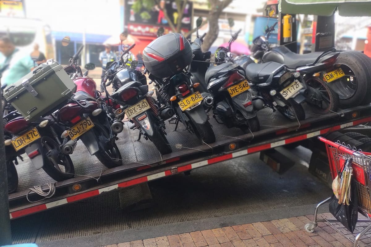 Las grúas de Tránsito de Bucaramanga están llevando a los patios de la entidad a las motocicletas de los conductores infractores. (Foto: Euclides Kilô Ardila / VANGUARDIA)