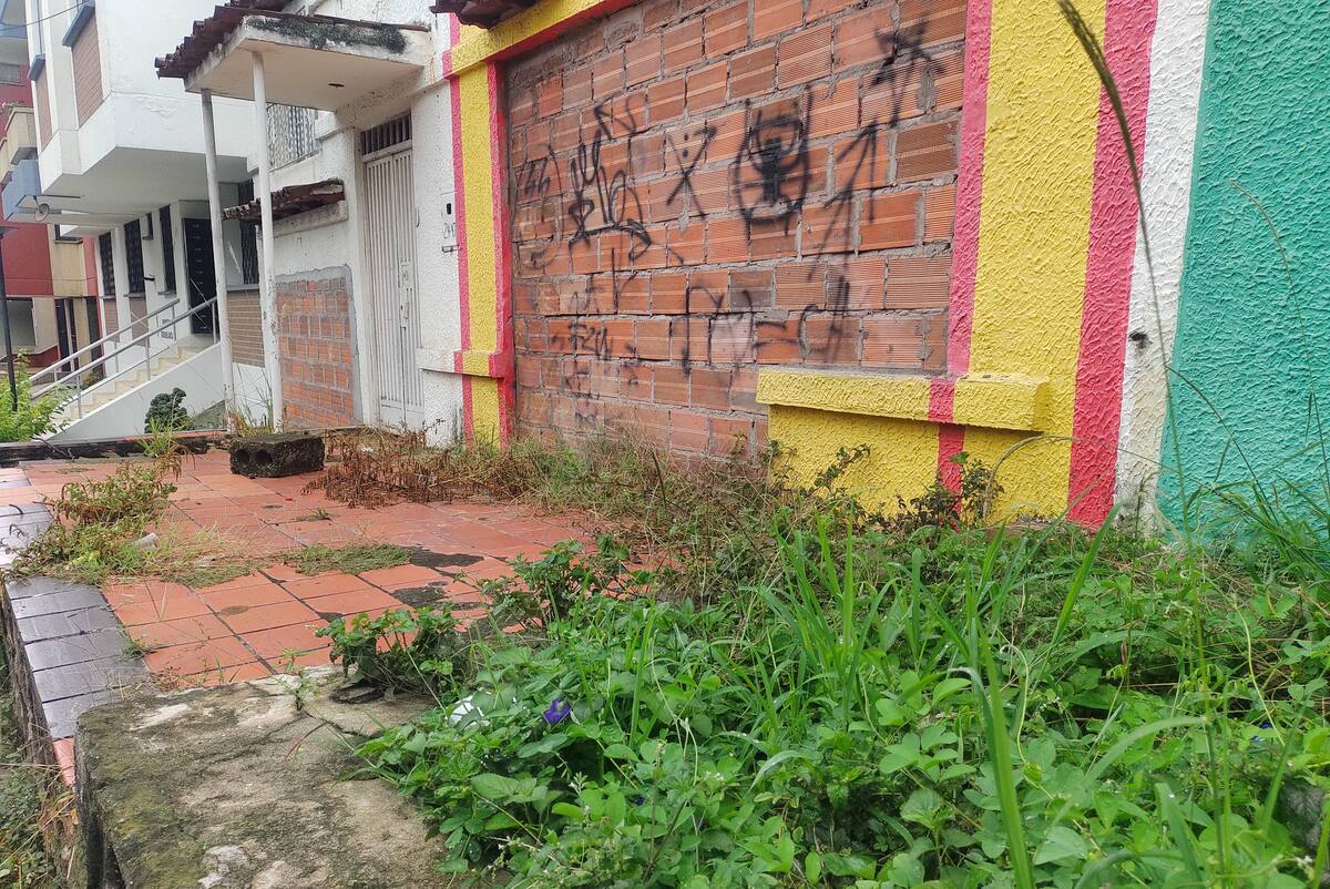 Otro predio abandonado en el barrio Alarcón. (Foto suministrada: José Alfredo Torres / VANGUARDIA)