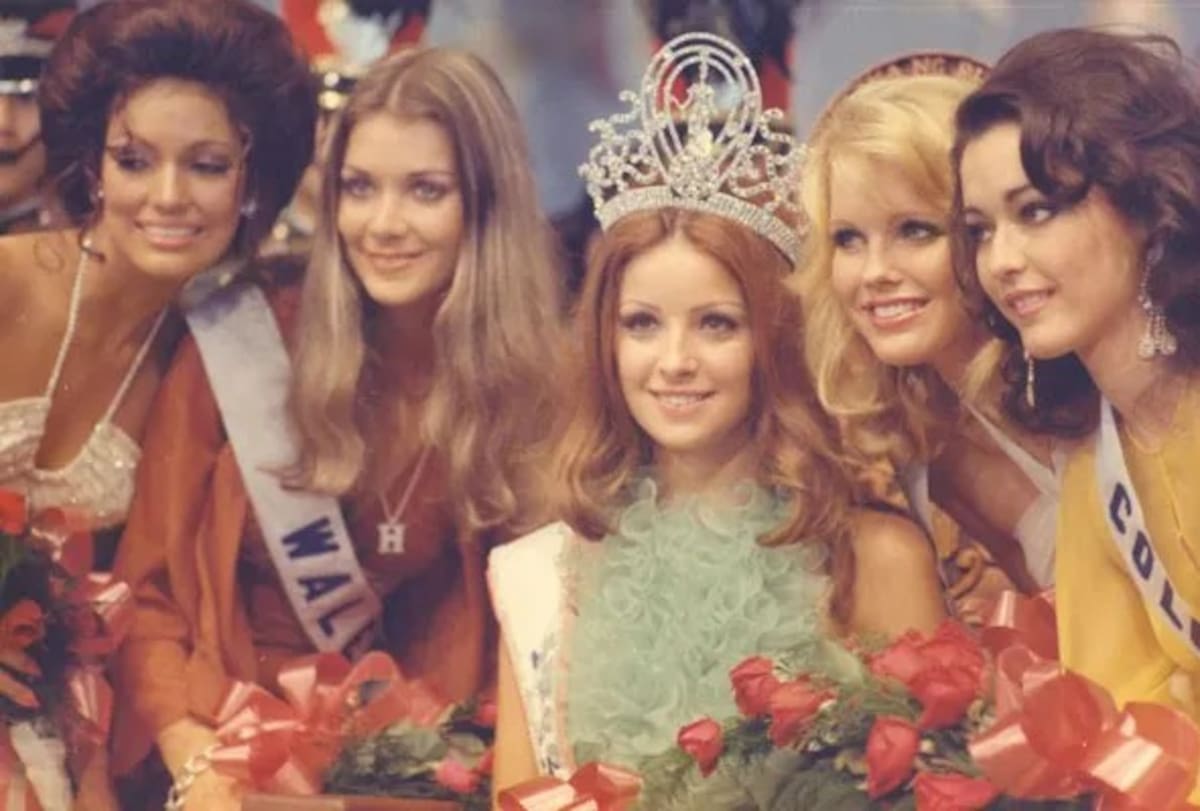 Ella Cecilia Escandón Palacios, primera de derecha a izquierda, quedó de tercera finalista en el concurso de MIss Universo 1974, celebrado en Filipinas. (Archivo/VANGUARDIA)