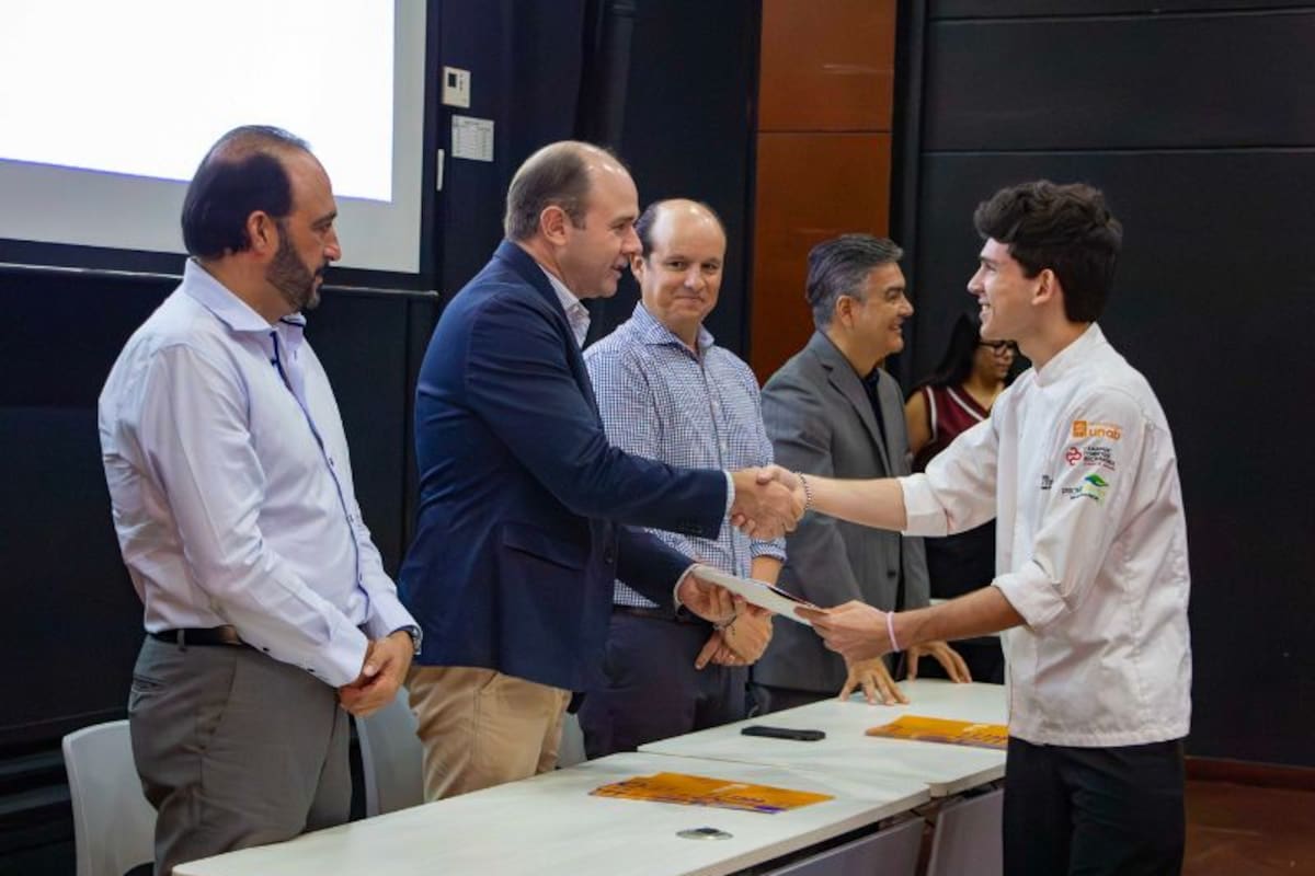 Juan Camilo Montoya Bozzi, rector de la UNAB, presidió la ceremonia de graduación de los nuevos auxiliares gastronómicos.