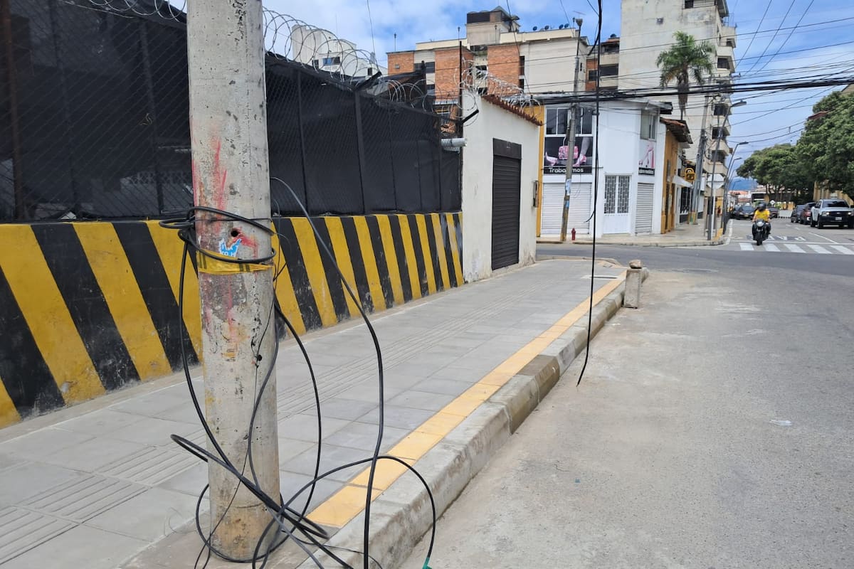 Vecinos advierten peligro por cableado en mal estado entre las calles 33 y 34. (Foto suministrada por Julio Alberto Zúñiga /VANGUARDIA)