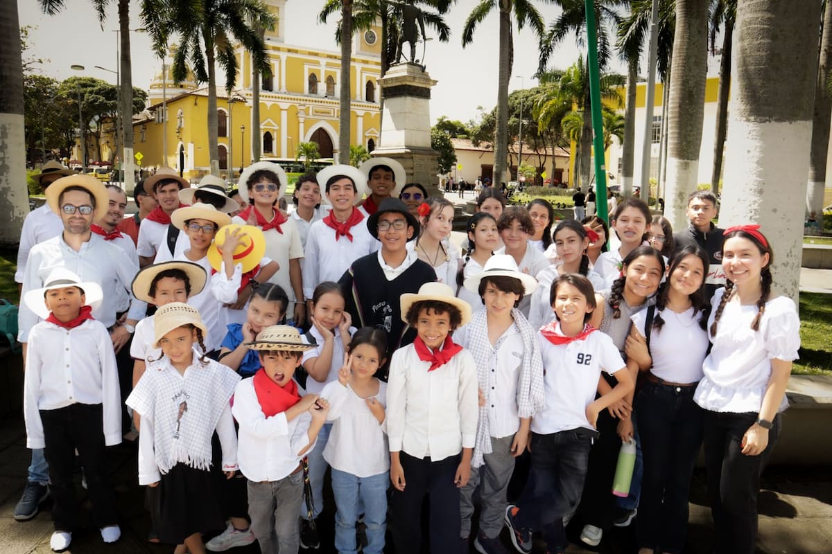 Bajo la modalidad de ‘clases libres’, los estudiantes de básica primaria y secundaria recorren los sitios históricos de Bucaramanga, mientras descubren y comprenden el pasado de la ciudad. (Foto: Franz Rey / VANGUARDIA)