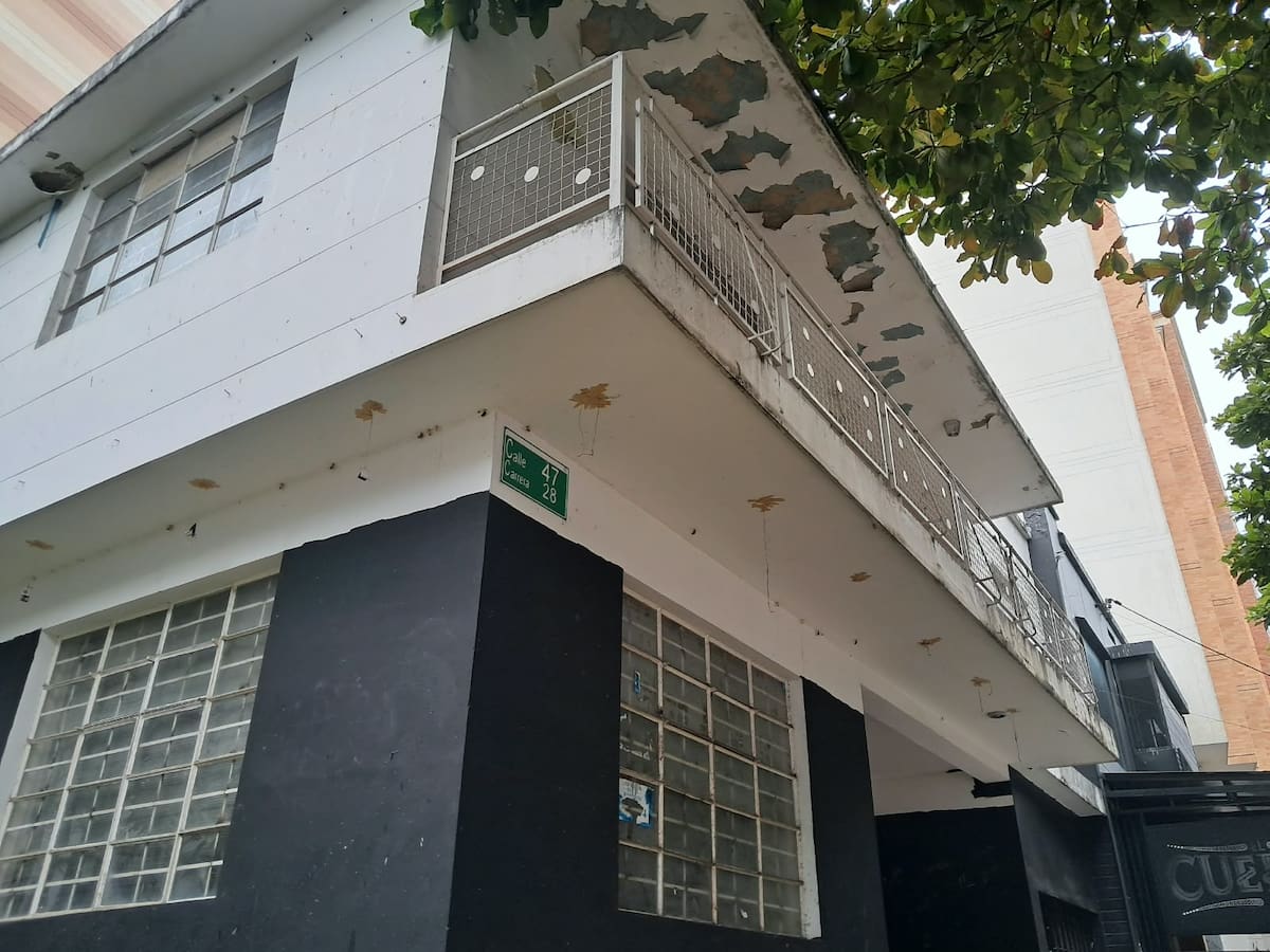 Vecinos denuncian el abandono de una vivienda y la acumulación de basuras. (Foto suministrada / VANGUARDIA)