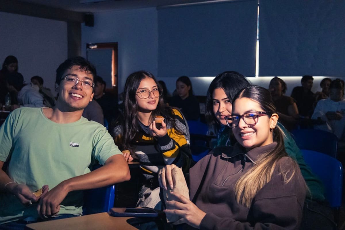 Singular clase de negocios en la UDES.