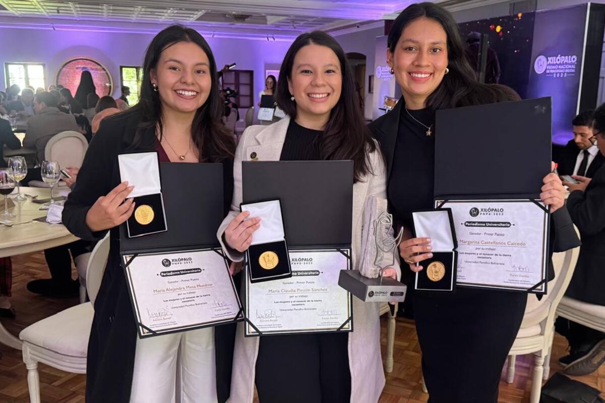 Las estudiantes de Comunicación Social y Periodismo de la UPB, María Claudia Pinzón y María Alejandra Mesa, junto a María Margarita Castellanos Caicedo, periodista de Vanguardia.