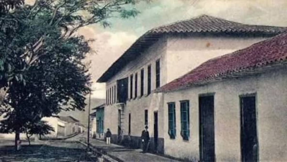Viejo retrato de la cuadra de la Alcaldía de Bucaramanga, a comienzos del siglo pasado. (Archivo / VANGUARDIA / Gavassa/