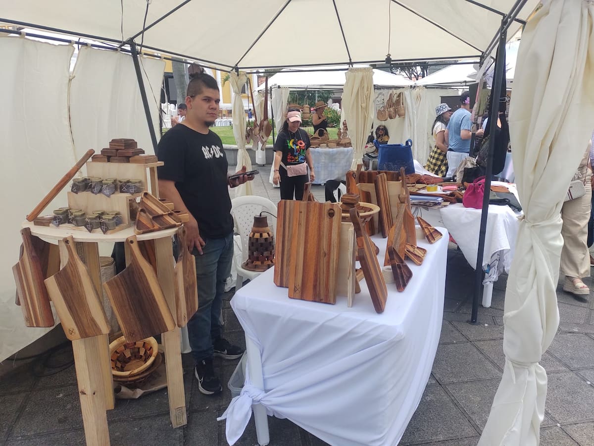 Interesantes artesanías se exhiben en el Parque García Rovira. (Foto: Euclides Kilô Ardila / VANGUARDIA)