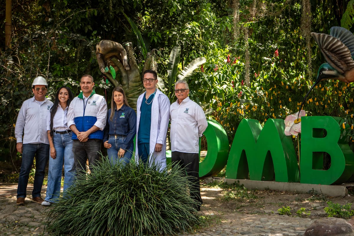 Miembros del equipo humano de la CDMB: Jesús Evelio Sánchez, Gina Rivera, Juan Carlos Reyes Nova (director general), Ludy Archila, Juan Sebastián Mejía y William López. (Foto: Byron Pérez / VANGUARDIA)