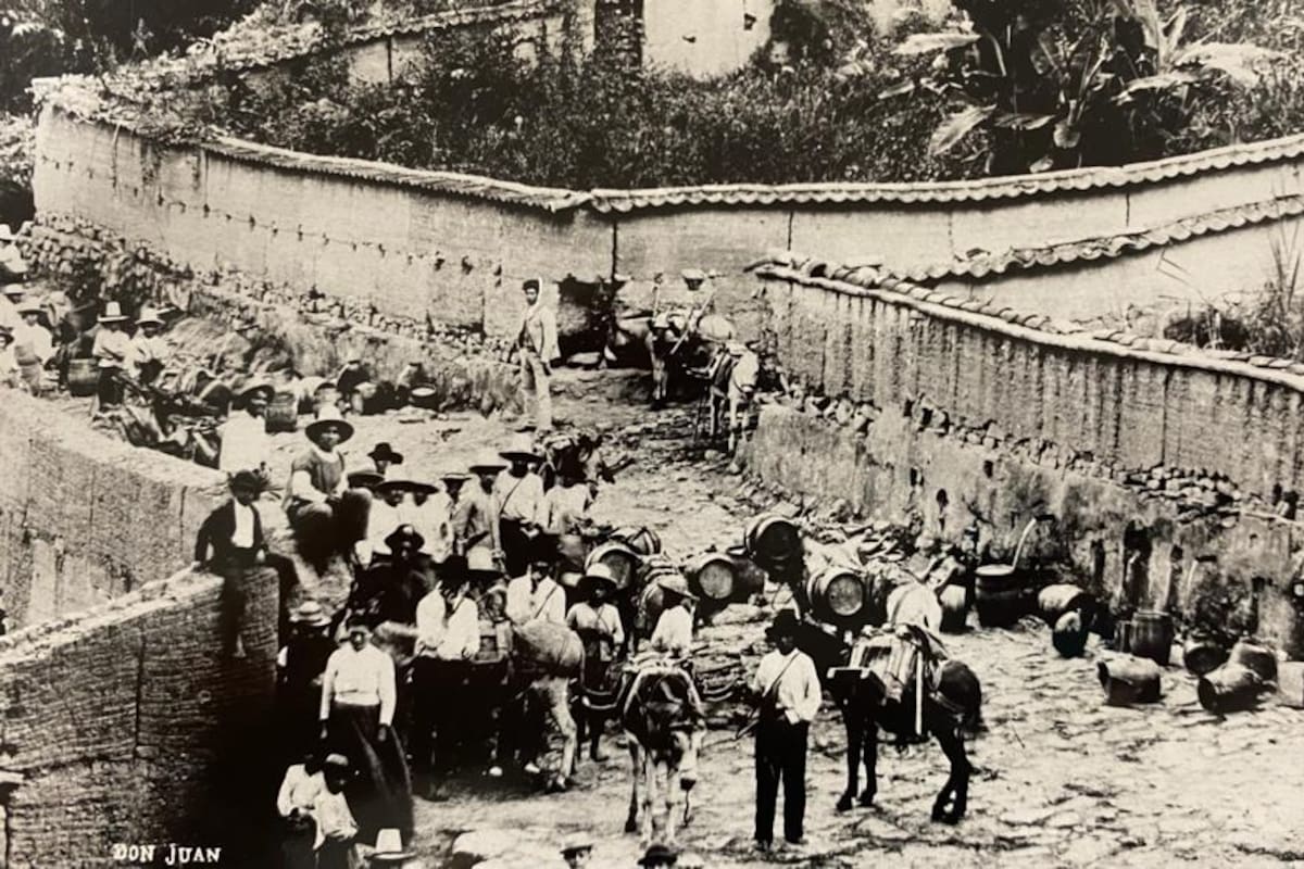 Las Chorreras de Don Juan fue un antiguo acueducto de Bucaramanga, ubicado la ladera de la hoy calle 45, mejor conocido en la época como ‘Tres B’; Bobo, Barril y Burrito. Foto de 1889 / Gavassa.