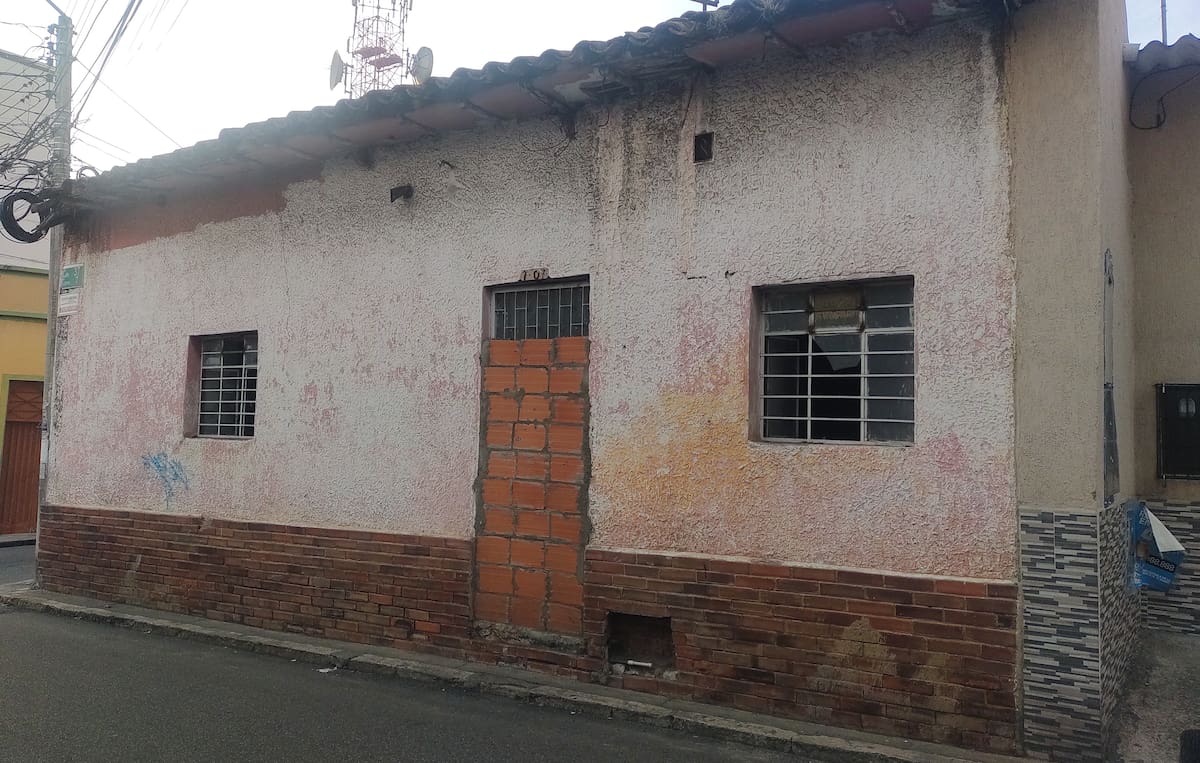 Esta casa, del barrio Alfonso López, está deshabitada. El predio se ha convertido en un foco de contaminación y de inseguridad. (Foto suministrada / VANGUARDIA)