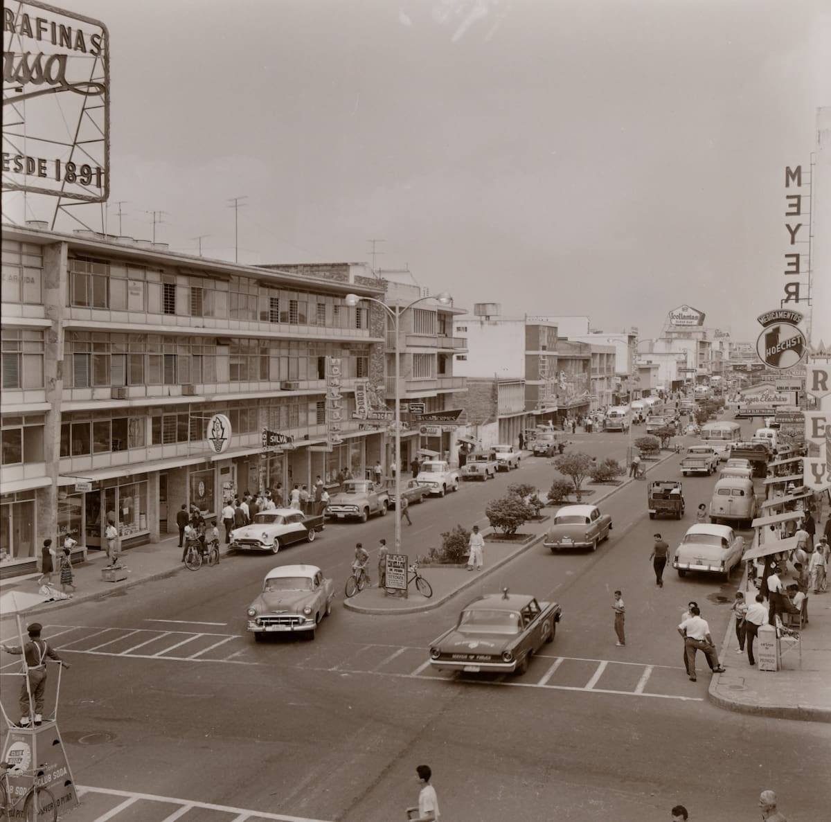 Calle 35 con carrera 15 hacia el norte. Así se veía ese tramo vial a comienzos de los años 70. (Archivo / VANGUARDIA)