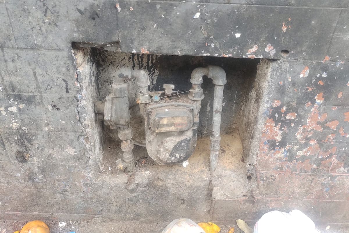 Robo de rejilla de conexión de gas. Dirección: Carrera 13, entre calles 33 y 34. (Foto suministrada por Luis Alfredo Morón / VANGUARDIA)