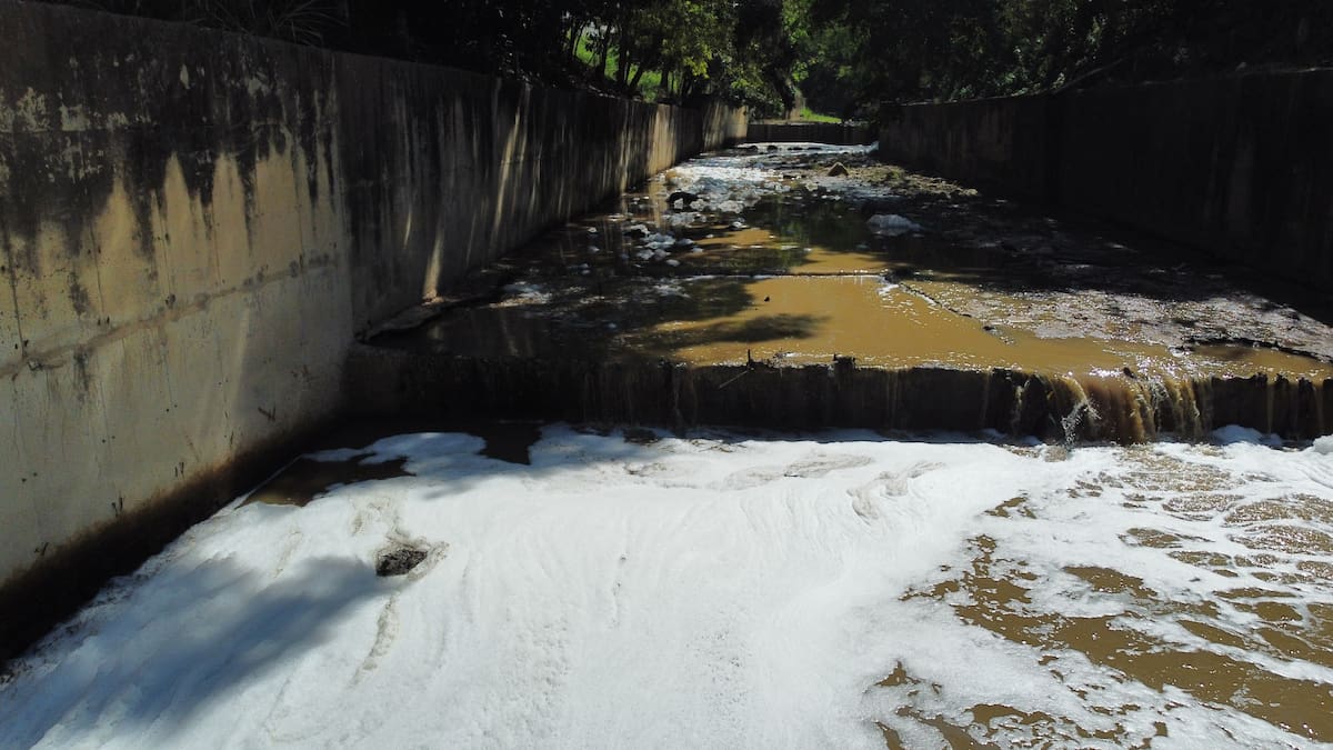 Quebrada La Iglesia, uno de los afluentes más contaminados por vertimiento de desechos.