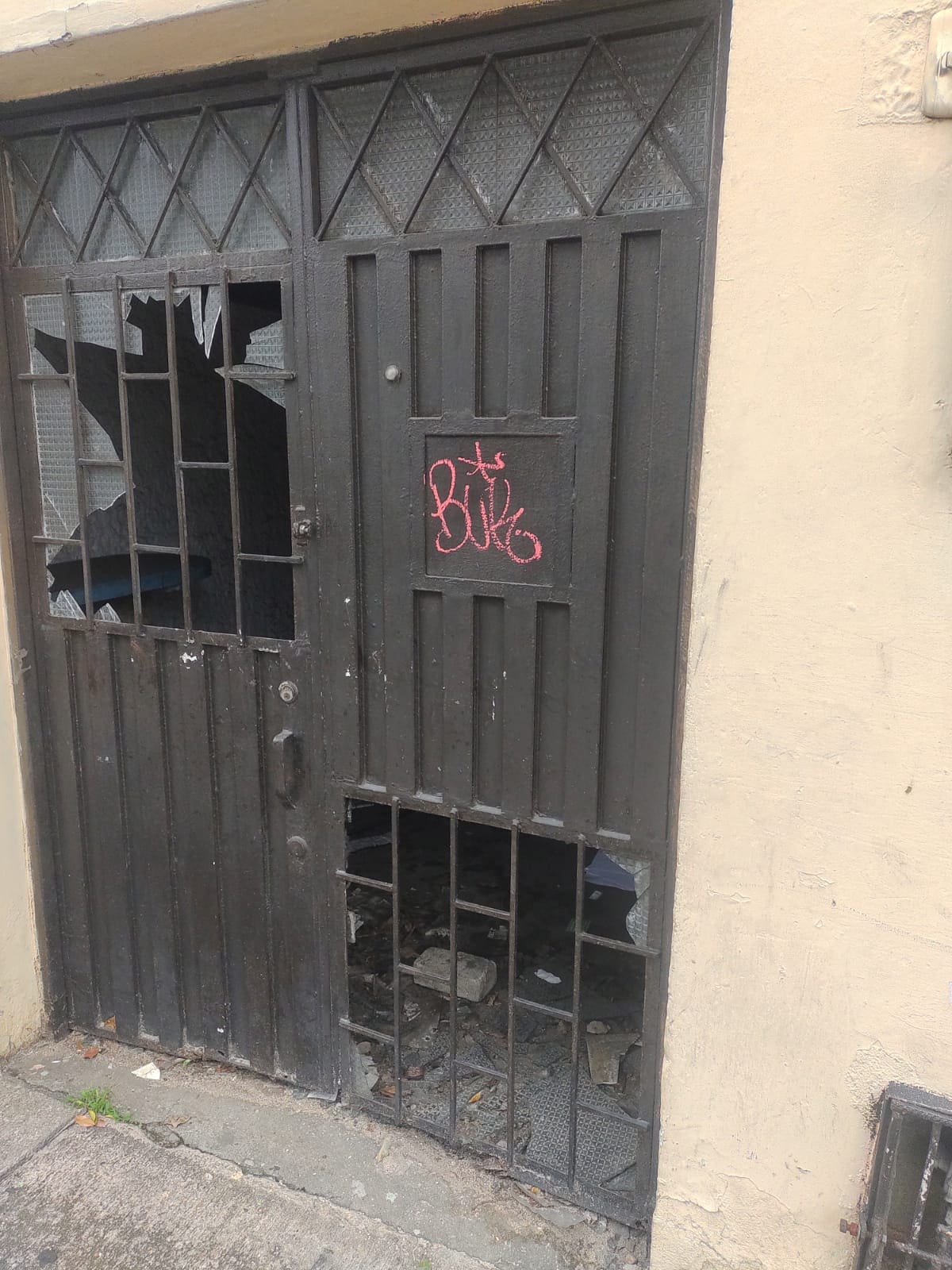Abandono en la puerta de entrada del barrio San Miguel.