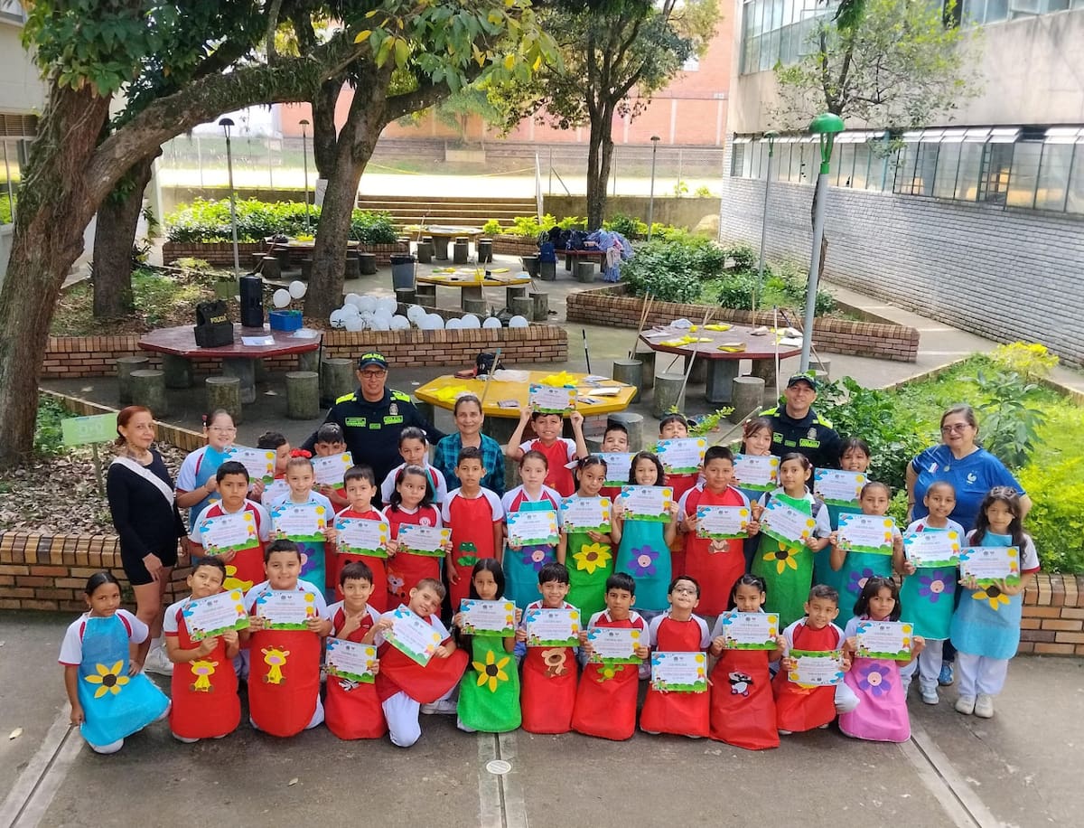 Los niños recibieron sus respectivos diplomas ambientales.