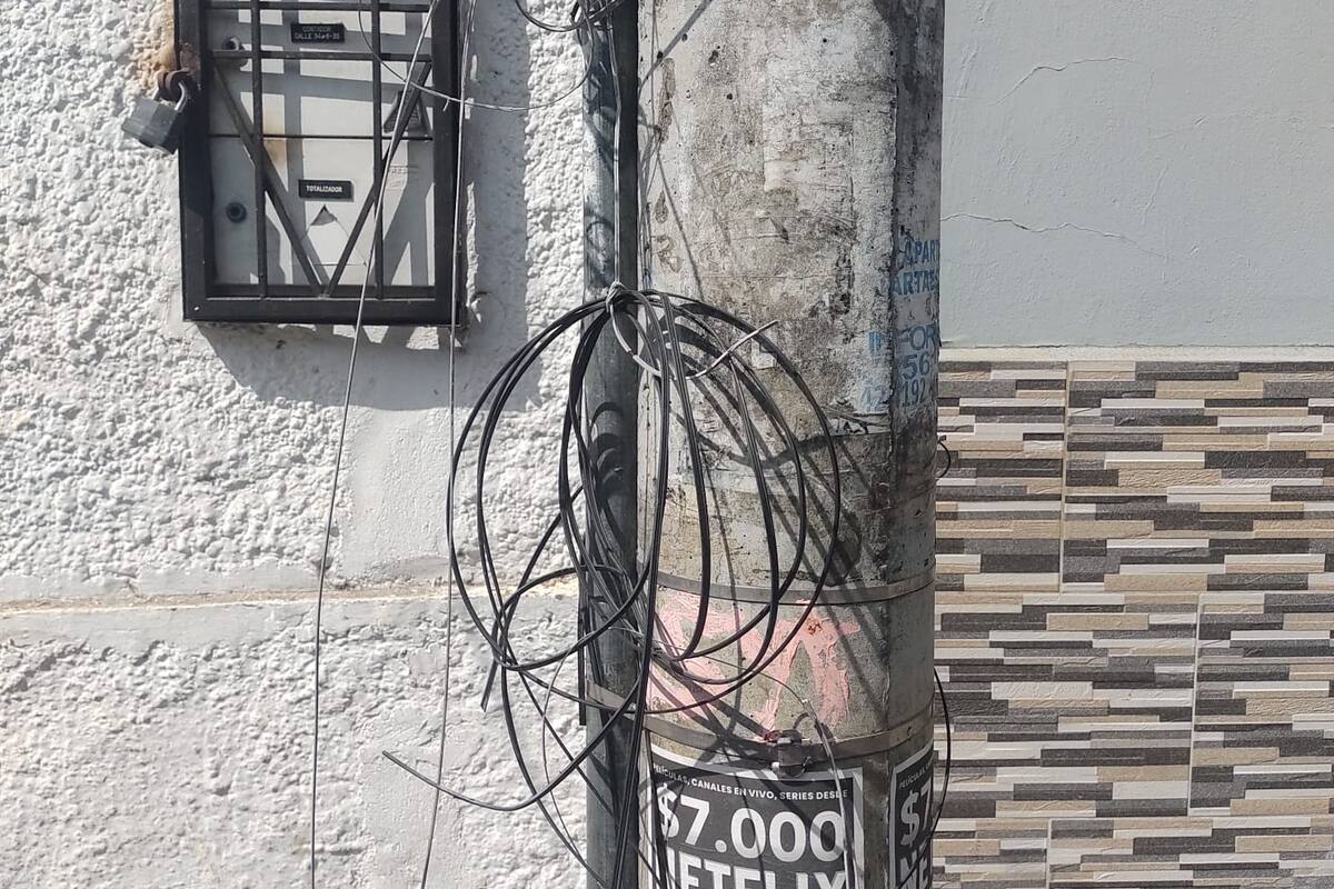 Cables sueltos y a medio amarrar se aprecian en muchas vías del barrio Alfonso López. Los vecinos denuncian que este tipo de ‘enredo’ se convierte en un serio peligro.