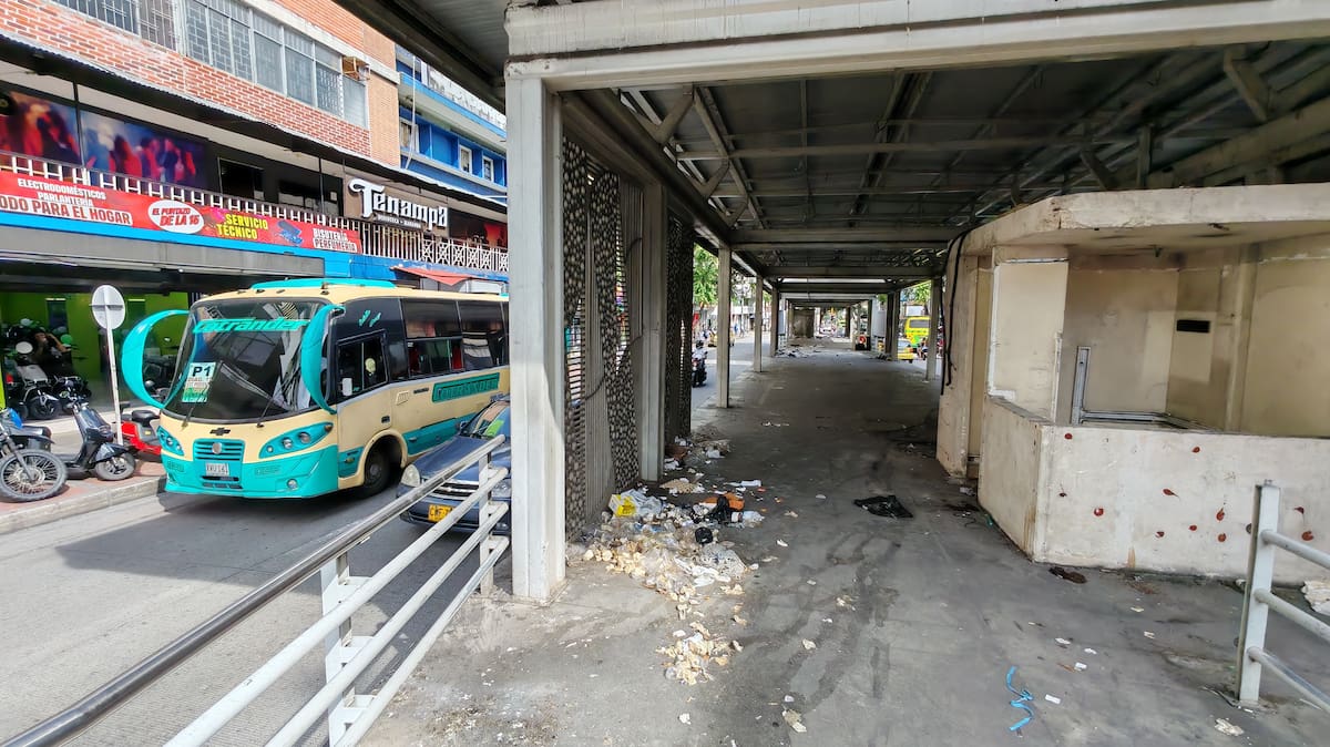 Varias estaciones del Sitm permanecen convertidas en estructuras fantasmales, con suciedad, hierros retorcidos y espacios utilizados como dormitorios improvisados de personas en situación de calle. (Foto: Marco Valencia / VANGUARDIA)