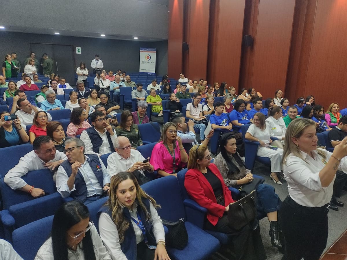 Reunión de veedores y líderes cívicos con autoridades locales y representantes de la Contraloría. La jornada se cumplió en el auditorio de la Cámara de Comercio de Bucaramanga. (Foto: Euclides Kilô Ardila / VANGUARDIA)
