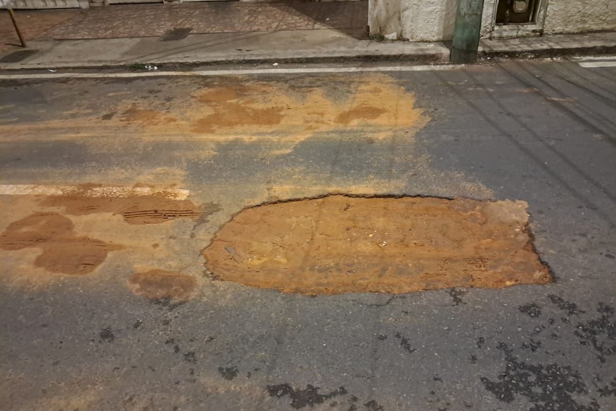 Tremendo bache en la calle 35 con carrera 7. (Foto suministrada / VANGUARDIA)