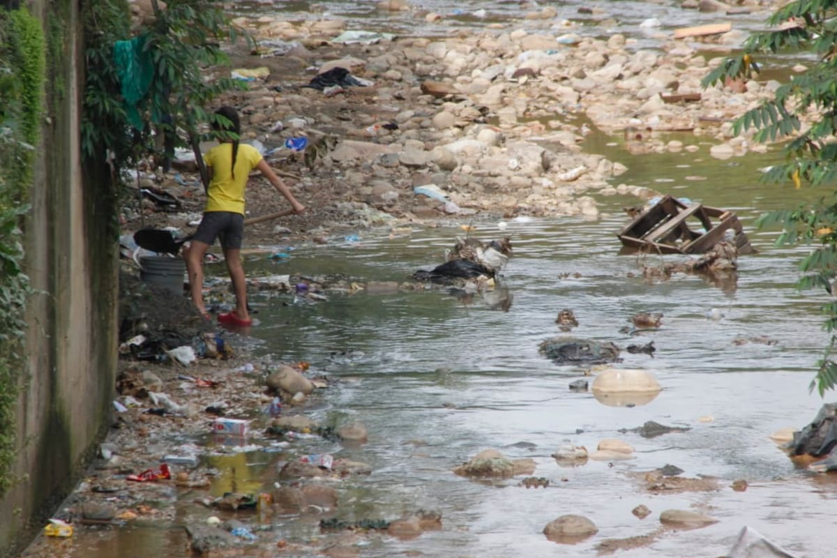 Los líderes comunitarios advierten que la disposición inadecuada de residuos sólidos y otros desechos contribuyen al deterioro ambiental del Río de Oro.