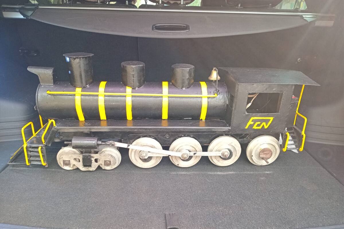 Este fue el diseño de las antiguas locomotoras de los Ferrocarriles Nacionales que hizo Don Luis Gabriel. Él recuerda que las primeras máquinas utilizaron bombas accionadas por los movimientos de los pistones; más adelante se emplearon inyectores de vapor y algunas usaron turbo bombas. Lo más habitual era disponer dos sistemas independientes para suministrar agua a la caldera.