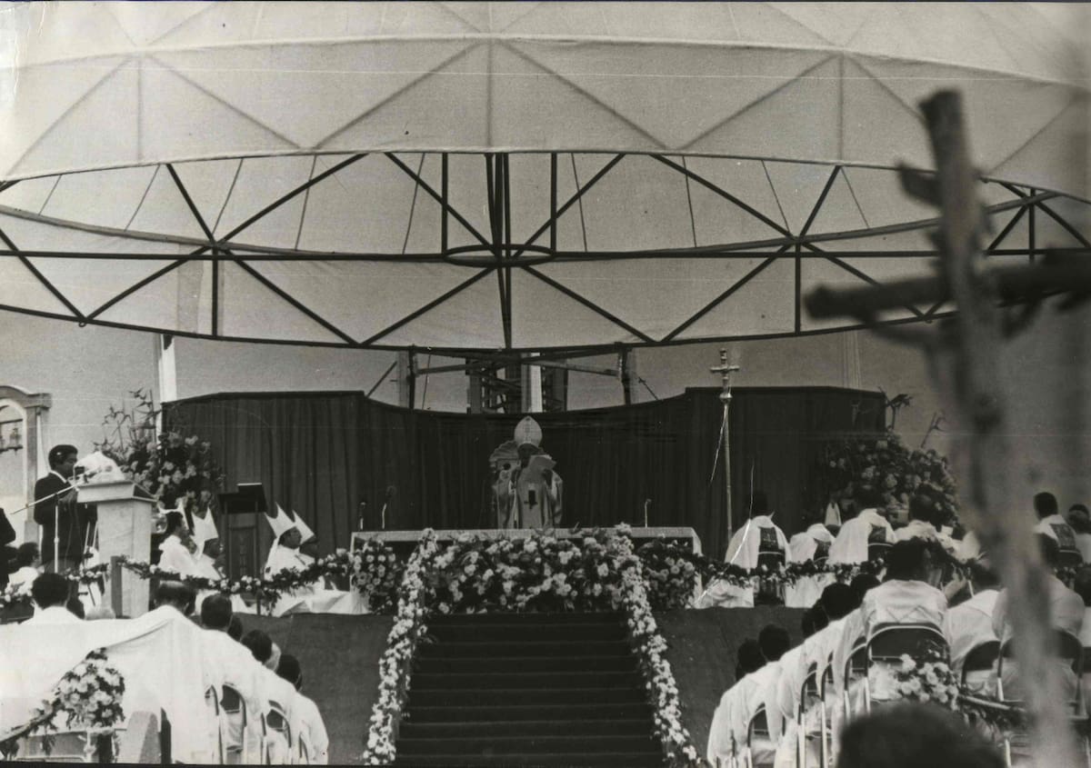 La silla de mármol, en donde se sentó San Juan Pablo II, en 1986, tras su visita a Bucaramanga, fue acondicionada inicialmente en el templete en donde hoy es Torcoroma; después terminó en la Catedral de la Sagrada Familia. (Archivo / VANGUARDIA)