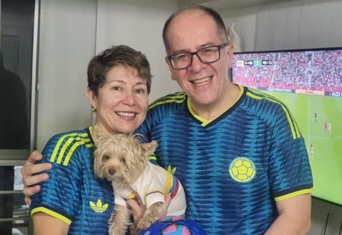 Nirama Arelis Duarte Mancilla y su esposo, William Agudelo. Ahí están los dos junto a la mascota de su hogar.