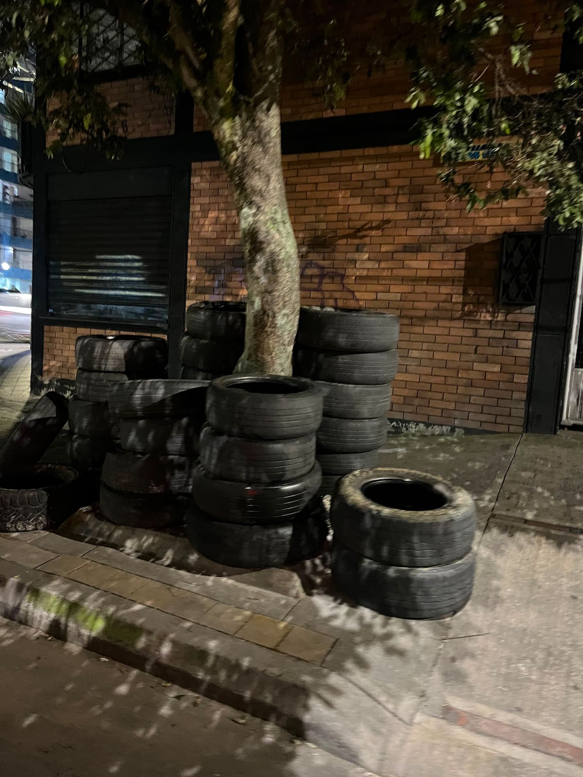 Investigan la aparición de diferentes llantas en andenes de la ciudad. (Foto suministrada / VANGUARDIA)
