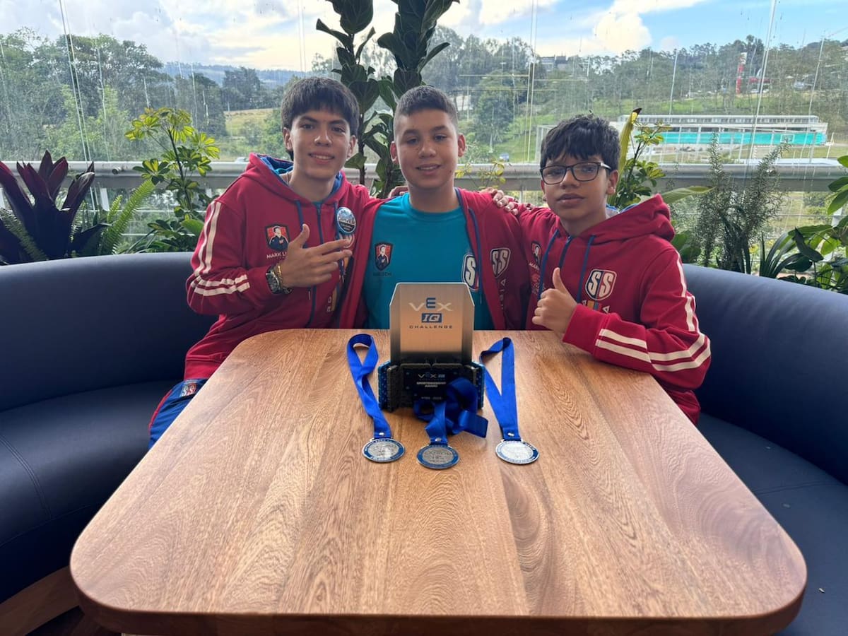Alejandro Montoya, Hugo Pérez y
Gabriel Saldarriaga, del Gimnasio Campestre San Sebastián.