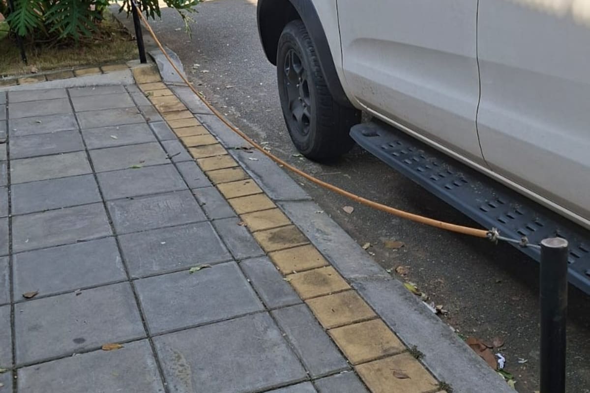 Denuncian peligro por cadena instalada sobre andén en la carrera 37. (Foto suministrada por Gilberto Camargo / VANGUARDIA)