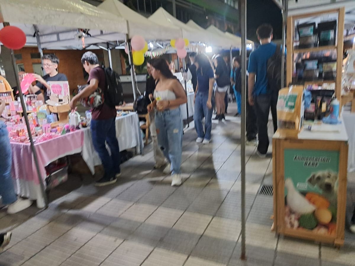 Los emprendimientos de los alumnos se exhibieron en la vitrina que habilitó Mercadeo en la Plazoleta principal de las UTS.