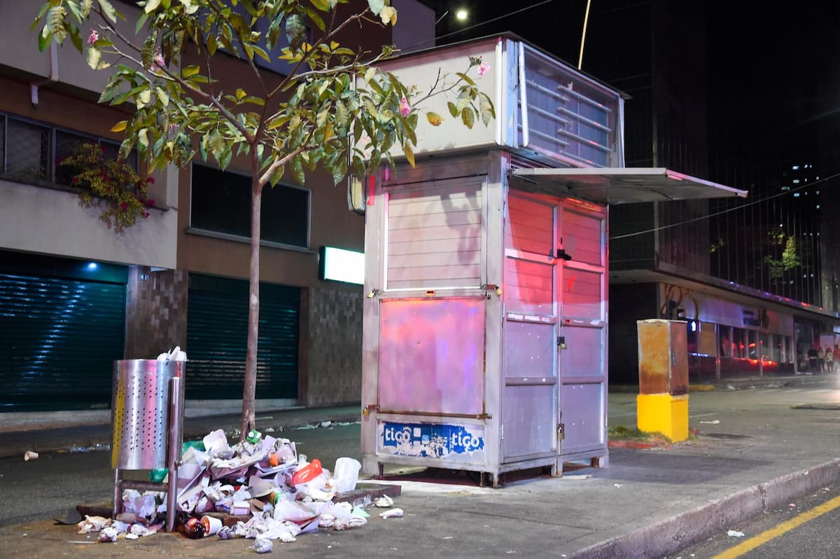 La calle 36, la principal del Centro de Bucaramanga, ofrece un lamentable panorama todas las noches. Las pocas canecas que hay no dan abasto.