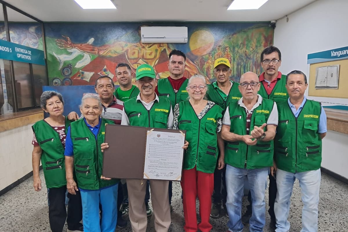 Los icónicos vendedores de periódicos y revistas de Bucaramanga, quienes están cumpliendo 50 años en este oficio, son: María Esther Meza Romero, María
Delgado de Lasso, Pedro Pablo García Salazar, Carmen Rosa Pico, Hernaldo Lizarazo Blanco, Miguel Pedraza Manrique, José Ángel Amado Sierra, Hernando Gómez Piña, Carlos Julio Colmenares Gélvez, Hellmann Zúñiga Gamboa y Héctor Raúl Díaz. (Foto: Euclides Kilô Ardila / VANGUARDIA)