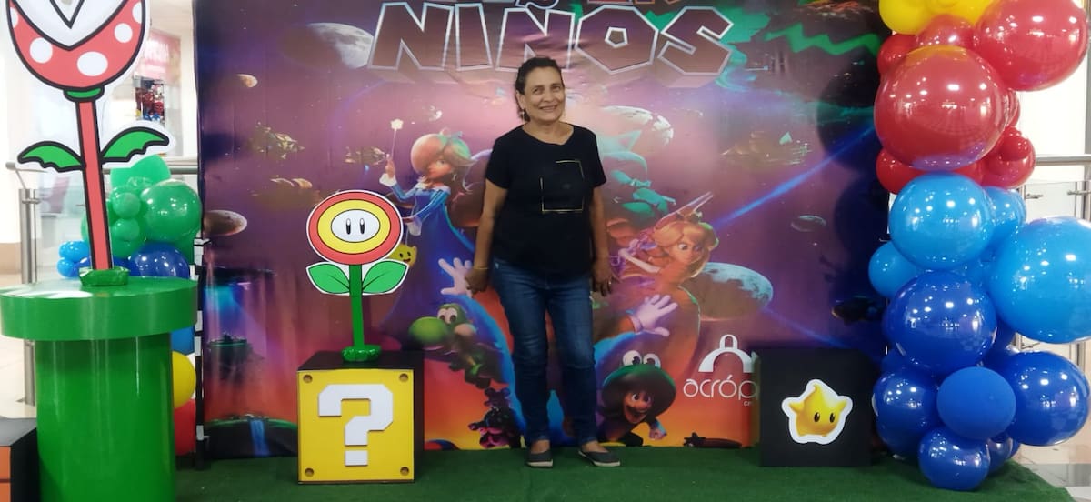 "Mamá Fanny" les organiza piñatas a los niños enfermos y a los más necesitados.