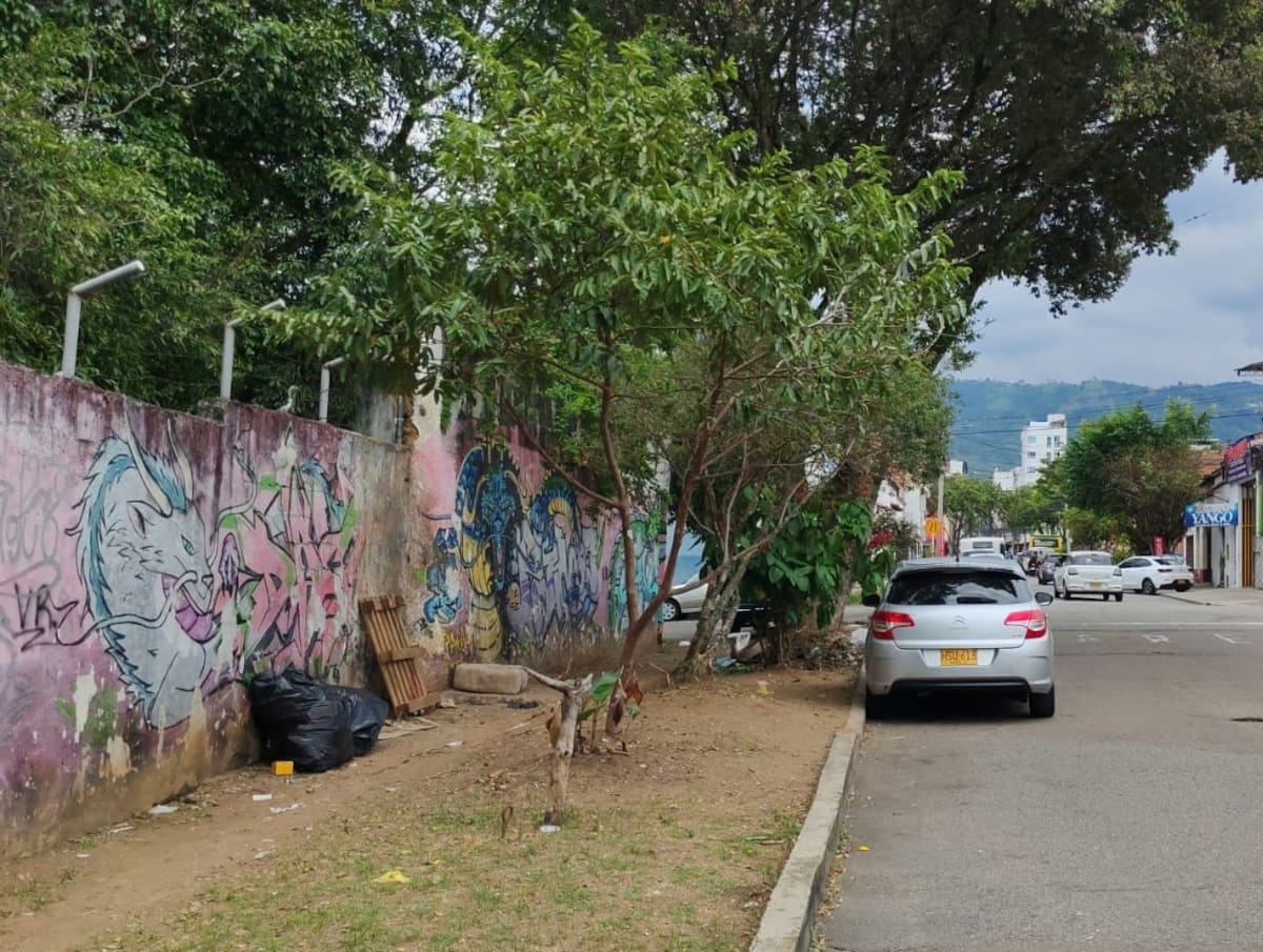 Este lote, en el barrio Gómez Niño, está convertido en refugio de habitantes en situación de calle. (Foto: Marco Valencia / VANGUARDIA)