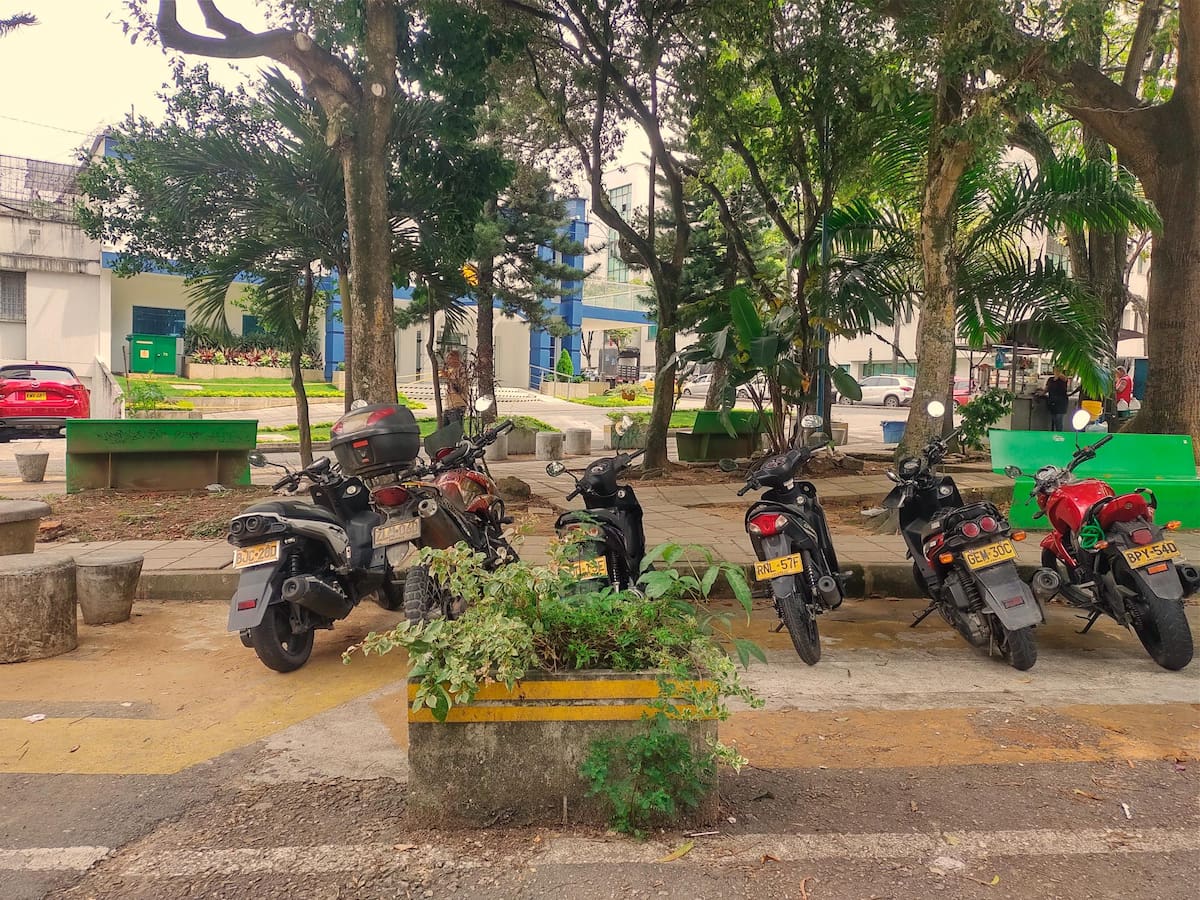 Los espacios del urbanismo táctico ahora son parqueaderos de motos.