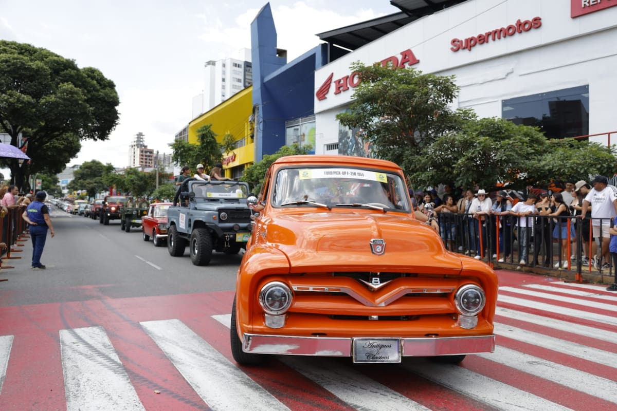 Bucaramanga mira al pasado sobre cuatro ruedas. (Foto: Marco Valencia / VANGUARDIA)