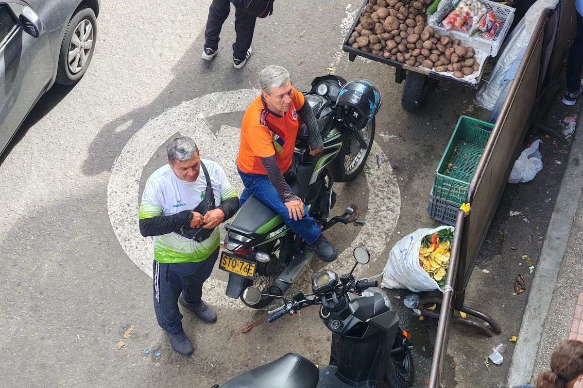 Las calles de Bucaramanga están llenas de ventas ambulantes y de estaciones del transporte ilegal. (Foto: Marco Valencia / VANGUARDIA)