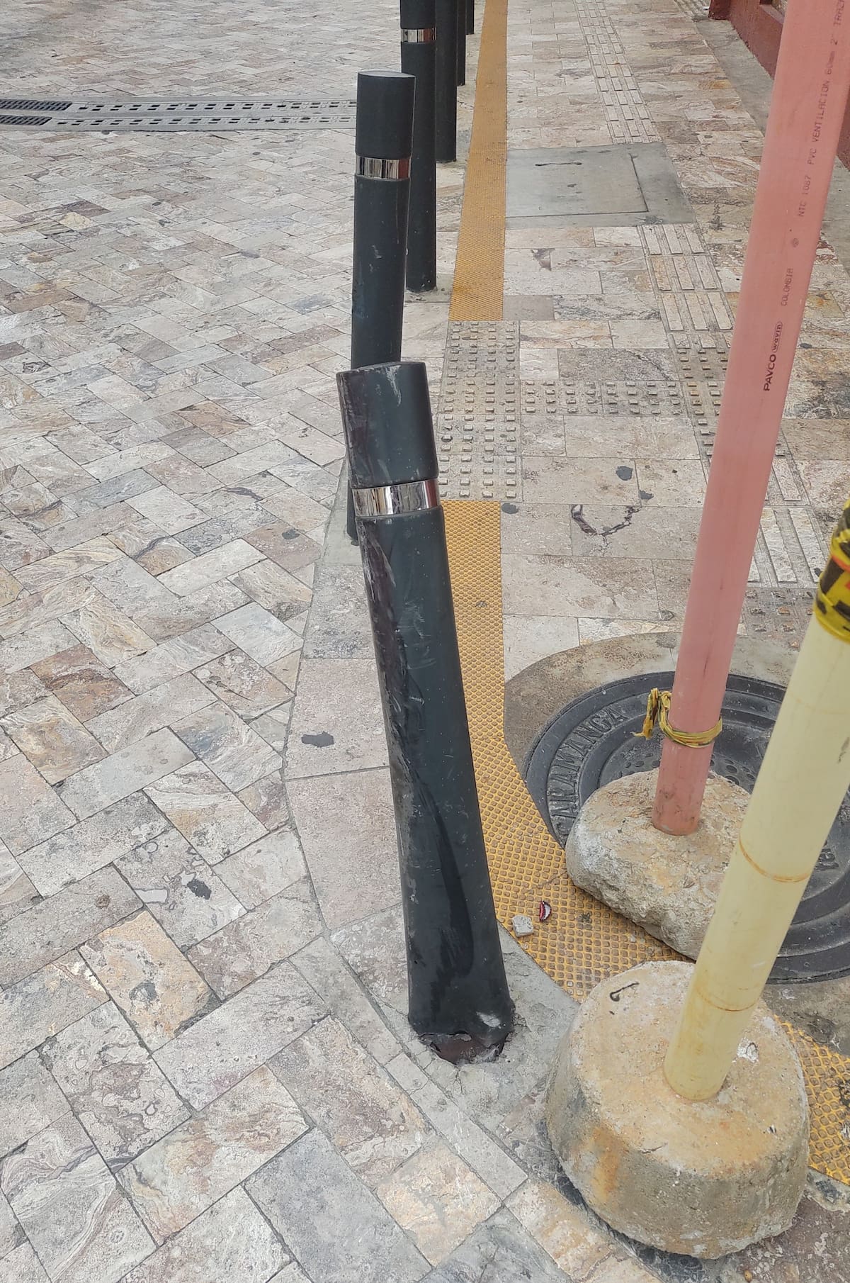 Lya Mora envío una foto que da cuenta del daño que registra un bolardo, recientemente instalado en la calle 37 con carrera 12.