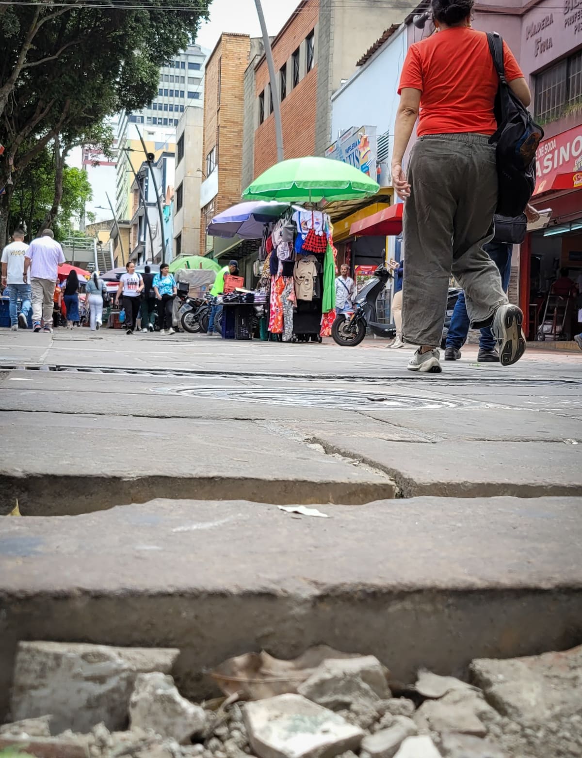 Aquí yace el espacio público: ¡Cuidado, se puede tropezar! (Foto: Franz Rey / VANGUARDIA)