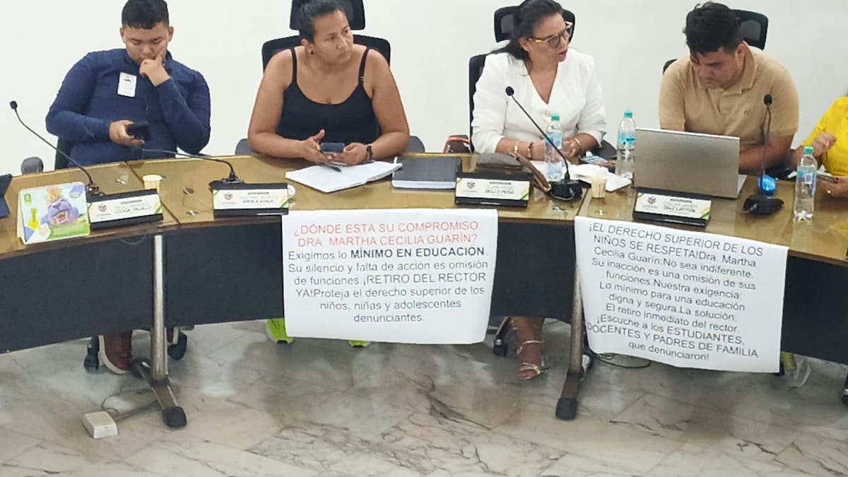 Padres de familia, docentes y demás miembros de la comunidad educativa del colegio Salesiano estuvieron de nuevo en el Concejo de Bucaramanga reclamando soluciones a la crisis del plantel. (Foto. Euclides Kilô Ardila / VANGUARDIA)