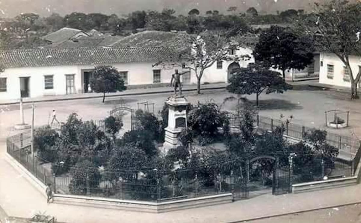 ¿Sabía usted que el Parque García Rovira al principio tenía una cerca? (Foto: Archivo / VANGUARDIA)