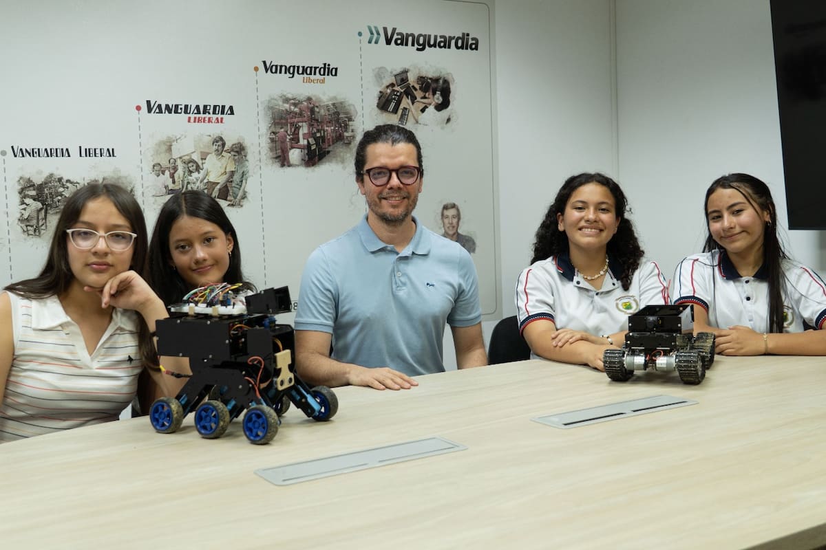 María Fernanda Lizcano y Esmeralda Suárez, estudiantes de octavo grado del Colegio Integrado de San Antonio del municipio de California; Daniel Fernando Melo, docente de robótica; y Saray Mendoza y Yéssica Mariana Toloza, estudiantes de noveno grado del Colegio Integrado Camacho Carreño, de Suratá.