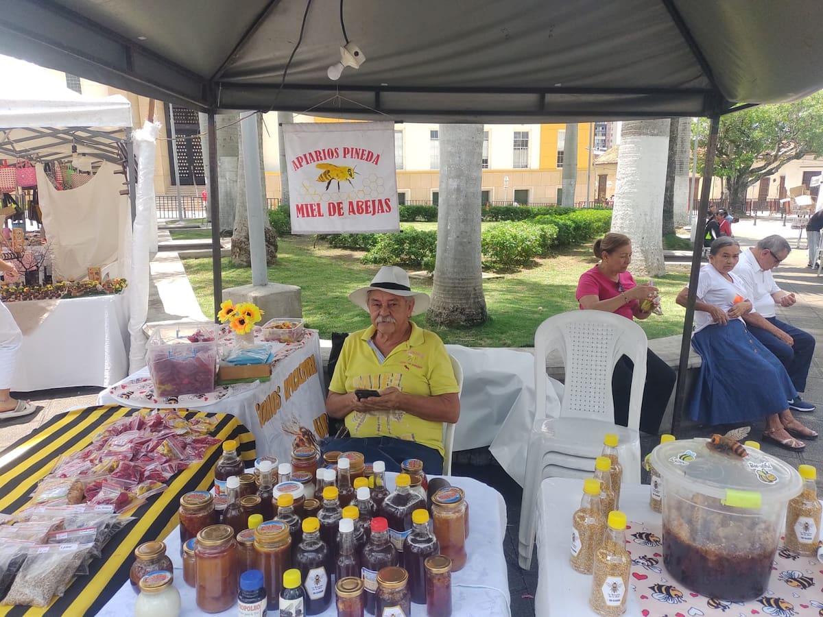 El punto de venta de miel de abeja, de Apiarios Pineda. (Foto: Euclides Kilô Ardila / VANGUARDIA)