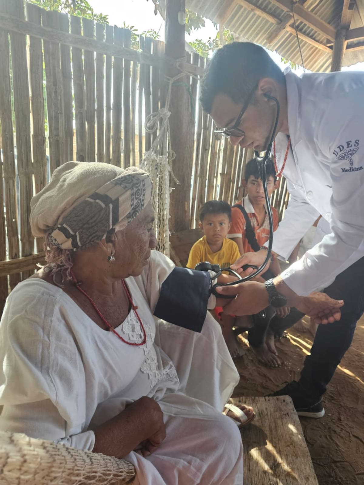 Eduardo Luis Quintero Cerchiaro combina su formación médica con el respeto por las prácticas ancestrales de su etnia.